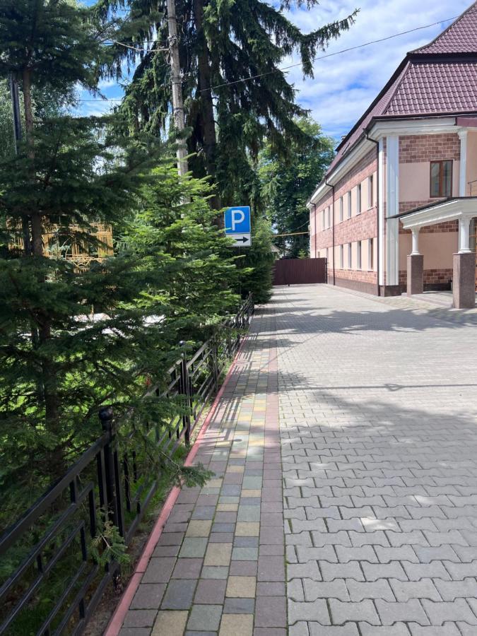 Готель Баронський Двір Chernivtsi Exterior foto