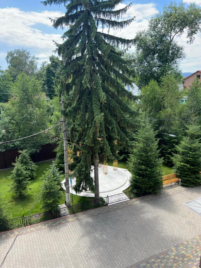 Готель Баронський Двір Chernivtsi Exterior foto