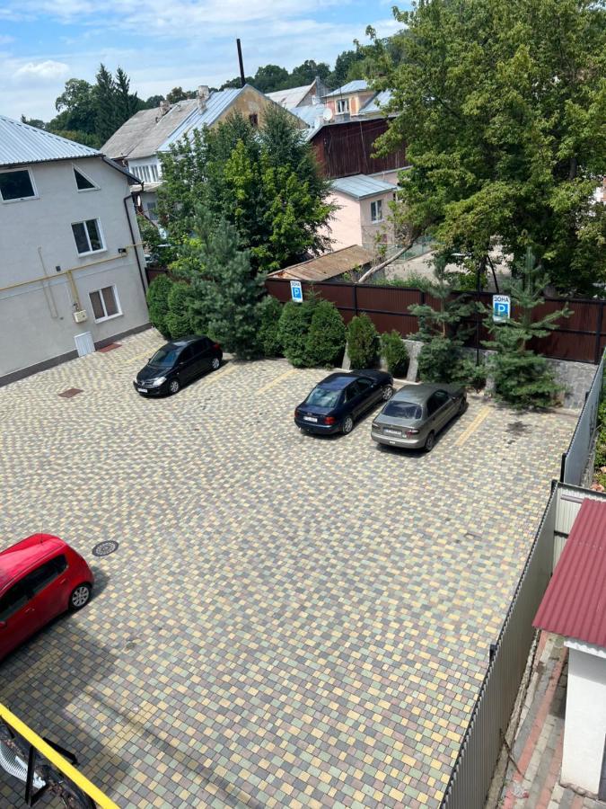 Готель Баронський Двір Chernivtsi Exterior foto