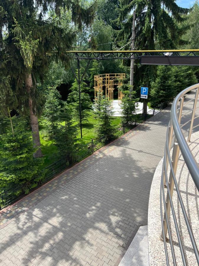 Готель Баронський Двір Chernivtsi Exterior foto