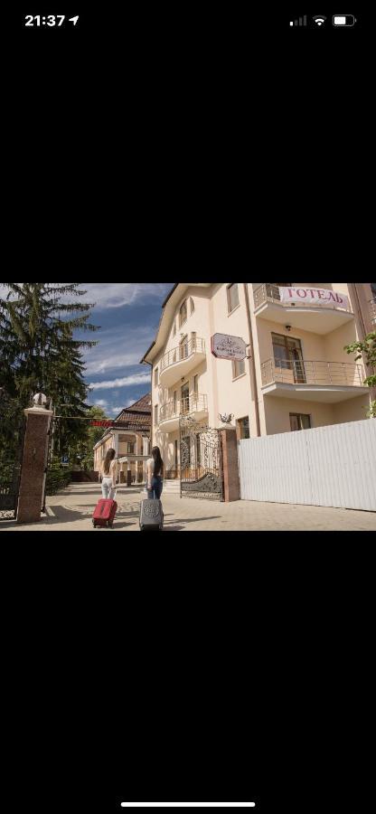 Готель Баронський Двір Chernivtsi Exterior foto