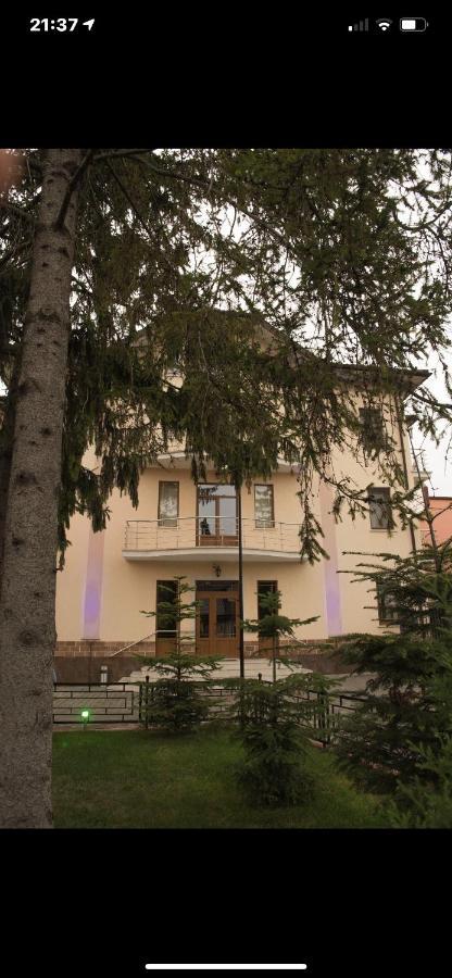 Готель Баронський Двір Chernivtsi Exterior foto